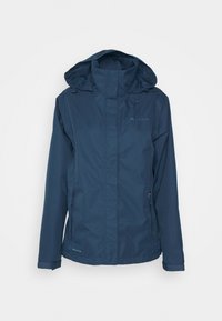 Veste imperméable bleu marine avec capuche, fermeture éclair frontale recouverte d'un rabat, poignets ajustables et poches latérales, conçue pour les activités de plein air.