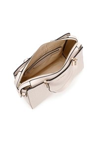 Borsa beige con superficie strutturata, finiture nere, doppi manici superiori e un ampio interno dotato di tasca con zip e etichetta del marchio.