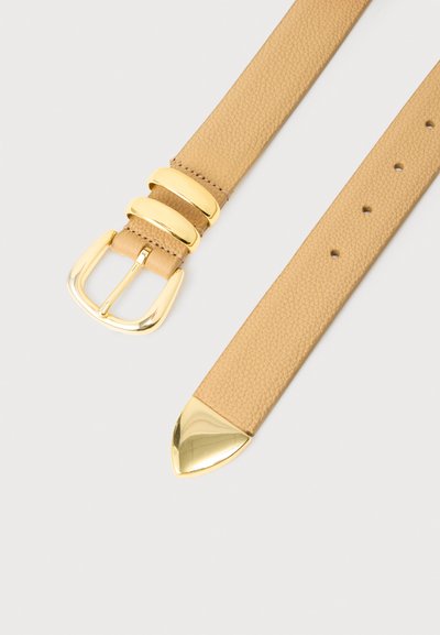 Ceinture en cuir texturé beige avec boucle dorée brillante, deux passants dorés, et extrémité ornée d'une pointe dorée, posée à plat sur une surface claire.