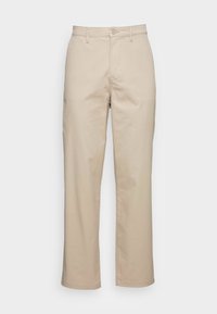 Beżowe chinosy wykonane z bawełnianego materiału, charakteryzujące się prostym krojem, zapięciem na guzik i standardowymi kieszeniami. Gładka tekstura z minimalnymi detalami.