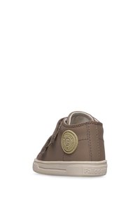 Scarpe alte in pelle marrone con dettagli testurizzati, logo circolare e suola in gomma beige. Presentano una punta arrotondata e un design cucito.