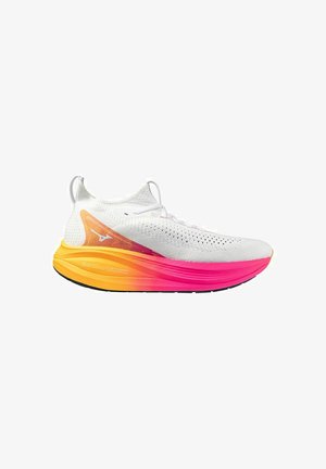 Scarpa da corsa bianca con tomaia in tessuto a maglia, dotata di una suola gradiente che passa dal giallo al rosa, con texture per una migliore aderenza. Design leggero.
