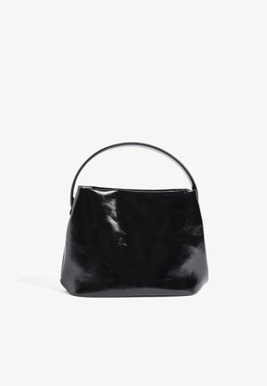 Črna sijoča usnjena torbica z eno zaobljeno ročico, pravokotno osnovo in mehkim oblikovanim telesom na belem ozadju.