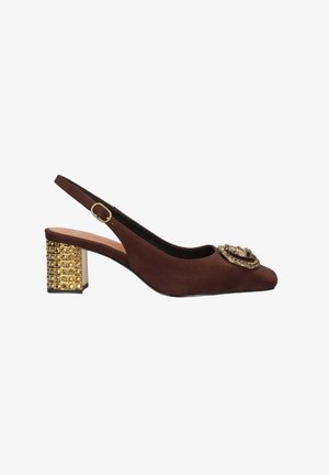 Zapato slingback de ante marrón con punta afilada y un emblema dorado decorativo en la parte frontal. Tacón cuadrado con tachuelas doradas.