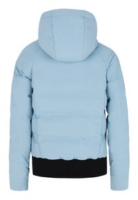 Lichtblauwe pufferjack met capuchon, voorzien van een zwarte ribbelzoom en een gladde textuur. Achteraanzicht toont stiksel en een gewatteerd ontwerp.