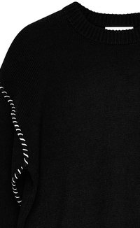 Schwarzer Strickpullover mit geripptem Rundhalsausschnitt und kontrastierendem weißen Nähten entlang der Ärmelabschlüsse. Weicher Stoff mit entspannter Passform.