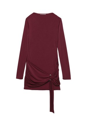 Bordeaux langekleding met lange mouwen, voorzien van een gerimpelde zijdetail, strikaccent en een gladde stoftextuur. Ronde halslijn zonder versieringen.