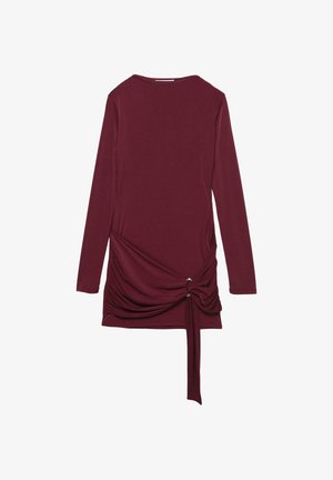 Bordeaux langekleding met lange mouwen, voorzien van een gerimpelde zijdetail, strikaccent en een gladde stoftextuur. Ronde halslijn zonder versieringen.