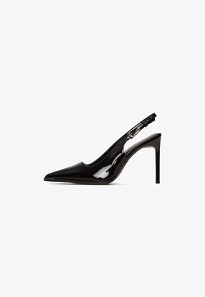Sort patentlæder slingback hæl med spids tå og stiletto hæl. Har et udsnit design og justerbar rem med metalhardware.