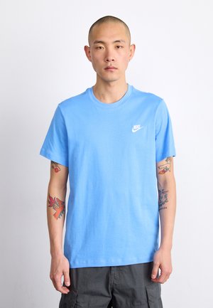 T-shirt in cotone azzurro chiaro con scollatura a girocollo e maniche corte. Presenta un piccolo logo bianco Nike sul lato sinistro del petto.