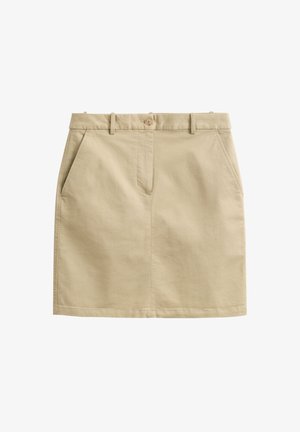 Jupe beige longueur genou avec passants pour ceinture, poches latérales, fermeture avant à boutons, et texture de tissu propre et lisse.