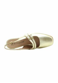 Zapato de slingback metálico dorado con dos correas estrechas que cuentan con hebillas rectangulares, diseño de punta cuadrada y textura suave.