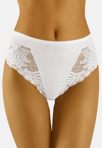 Witte high-waisted onderbroek met kanten accenten aan de zijkanten, zacht materiaal, golvende randen en een gladde textuur.