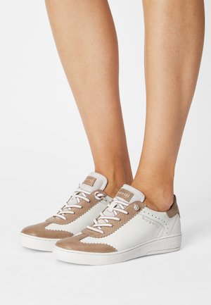 bugatti FERLY - Sneaker low - beige/white