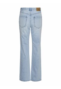 Jeans de mezclilla deflare en azul claro con cintura alta, costuras visibles, dos bolsillos traseros y una etiqueta de cuero con la marca en la cintura.