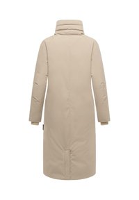 Beige puffjakke med høj krave, raglanærmer og elastiske manchetter. Har en lige silhuet og en ventileret bagkant for komfort.