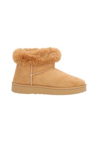 Tan suède laars met een zachte, faux fur boord. Rond puntje, lage enkelhoogte en een platte rubberen zool. Eenvoudige stiksels langs de zijkant.