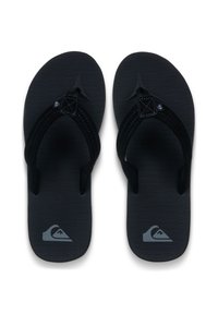 Μαύρα σαγιονάρες με συνθετικά λουριά και υφασμάτινη βάση ποδιού. Διαθέτουν λογότυπο και διακοσμητικό ράψιμο στα λουριά. Απλός, μινιμαλιστικός σχεδιασμός.