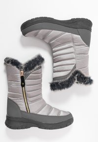 Las botas aislantes grises tienen un acabado de satén acolchado, un borde de piel sintética y una cremallera lateral con un detalle dorado. Suela de goma para mayor tracción.