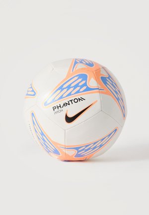 Ballon de football Nike Phantom Pitch blanc avec motifs abstraits orange et bleu sur fond uni.