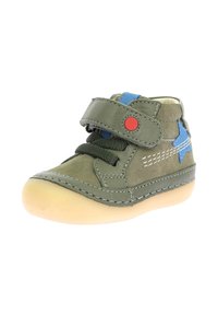 Zapato infantil de cuero verde con una correa de velcro, acentos azules y una suela de goma, con costuras blancas y un diseño de estrella.