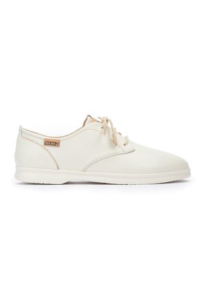 Baskets en cuir blanc à lacets avec une texture lisse, bout arrondi et détails de couture subtils. Comprend une étiquette avec la marque "Pikolinos."