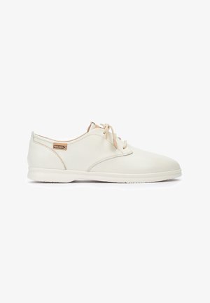 Zapatos de cuero blanco con cordones, de textura suave, punta redonda y detalles de costura sutiles. Presentan una etiqueta con el nombre de la marca "Pikolinos."
