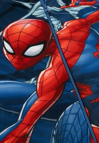 Giaccone in tessuto rosso e blu con chiusura a zip, caratterizzato da una grafica di Spider-Man, decorato con motivi a ragnatela e accenti a contrasto su uno sfondo scuro.