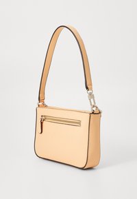 Sac à main synthétique de couleur pêche avec un design plat, une sangle réglable et une poche arrière zippée. Présente une surface texturée subtile et des finitions sombres.