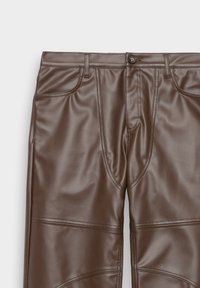 Pantalones de cuero sintético marrón con una textura suave, que cuentan con un cierre de botón, presillas para cinturón y bolsillos delanteros. Detalle de costura decorativa presente.