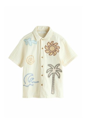 Kremowa koszula z krótkim rękawem na guziki, z haftowanym słońcem, palmą, falą, spiralą i abstrakcyjnymi kształtami w kolorach brązowym, niebieskim i beżowym.