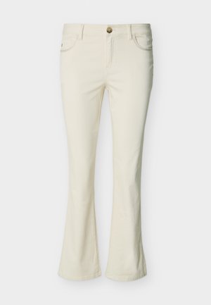 Γυναικεία τζιν παντελόνια σε εκρού χρώμα με καμπάνα στο κάτω μέρος, κούμπωμα με κουμπί και φερμουάρ στο μπροστινό μέρος και μπροστινές τσέπες σε λευκό φόντο.