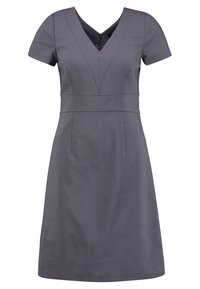 Graues Kurzarmkleid mit tiefem V-Ausschnitt, strukturierten Nähten und tailliertem Schnitt. Hergestellt aus strukturiertem Stoff und mit zwei seitlichen Taschen.