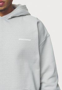 Pegador LOGO OVERSIZED  - Huppari - washed pearl grey