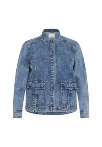 Chaqueta de mezclilla azul claro con cuello, cierre frontal de botones y dos grandes bolsillos de parche. Presenta costuras en contraste y un ajuste relajado.