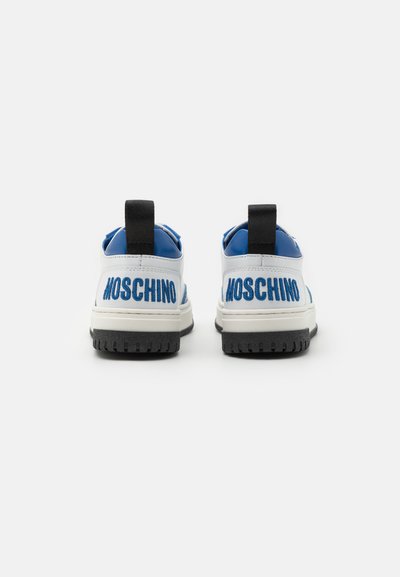 Witte sneakers met blauwe accenten, voorzien van een zwart trekbandje, een getextureerde rubberen zool en het "MOSCHINO"-logo geborduurd op de achterkant.