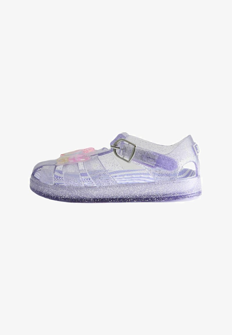 Sandale en plastique transparent violet pailleté avec une bride à boucle et une décoration papillon rose sur le dessus.