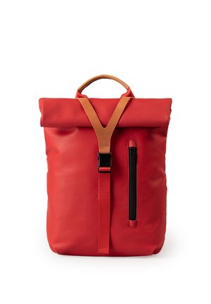 Rode rugzak met oprolbare bovenkant, met een handvat van lichtbruin leer, voorvak met verticale ritssluiting en rode riem met een zwarte gespsluiting.