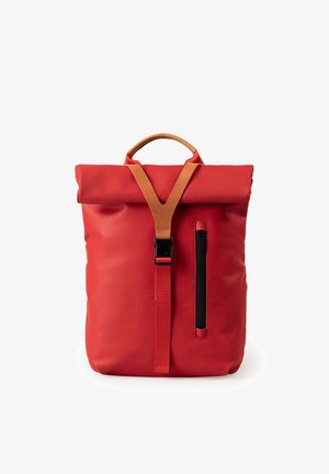 Roter Rolltop-Rucksack mit einem Griff aus braunem Leder, einer vorderen, vertikalen Reißverschlusstasche und einem roten Riemen mit schwarzer Schnallenverschluss.