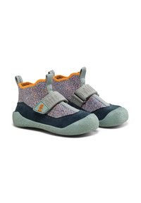 Kinderschuhe mit einem strukturierten Obermaterial in Marineblau und Grau, ausgestattet mit einem orangefarbenen Innenfutter, einem grauen Velcro-Riemen und einer gemusterten grünen Gummisohle.