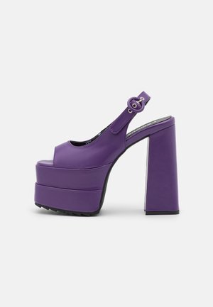 Lilla højhælet platform sandal med åben tå, tyk chunky hæl og justerbar ankelrem med rund spænde.