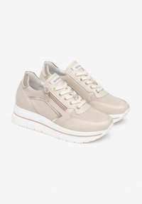 Beige sneakers met mesh en leren panelen, voorzien van een zijrits, witte tussenzool en gestikte details voor extra accent.