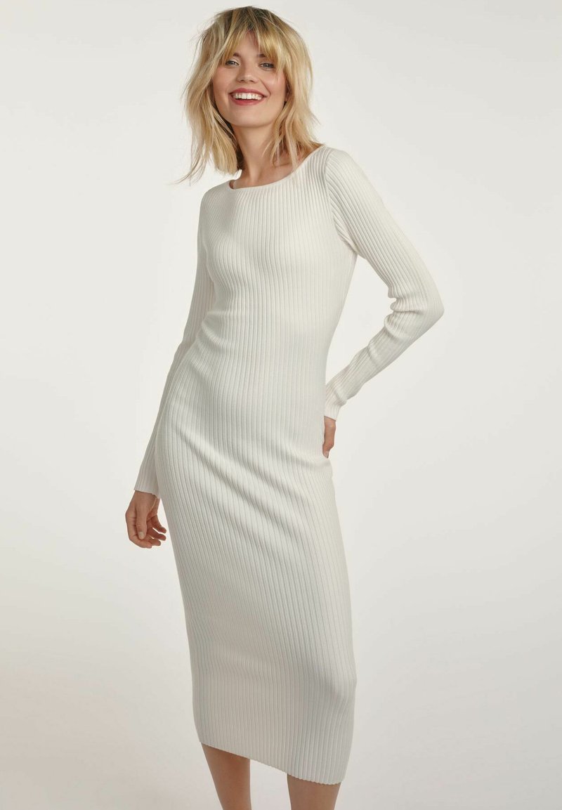 Biała dzianinowa sukienka z żebrowanym wzorem, z długimi rękawami i lekko zaokrąglonym dekoltem, dopasowana sylwetka, do długości w połowie łydki, z pionowym teksturowaniem żebrowanym.