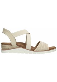 Sandalias de cuña beige con una combinación de correas elásticas y acentos tejidos. La suela es blanca, con un diseño texturizado y soporte para el arco.