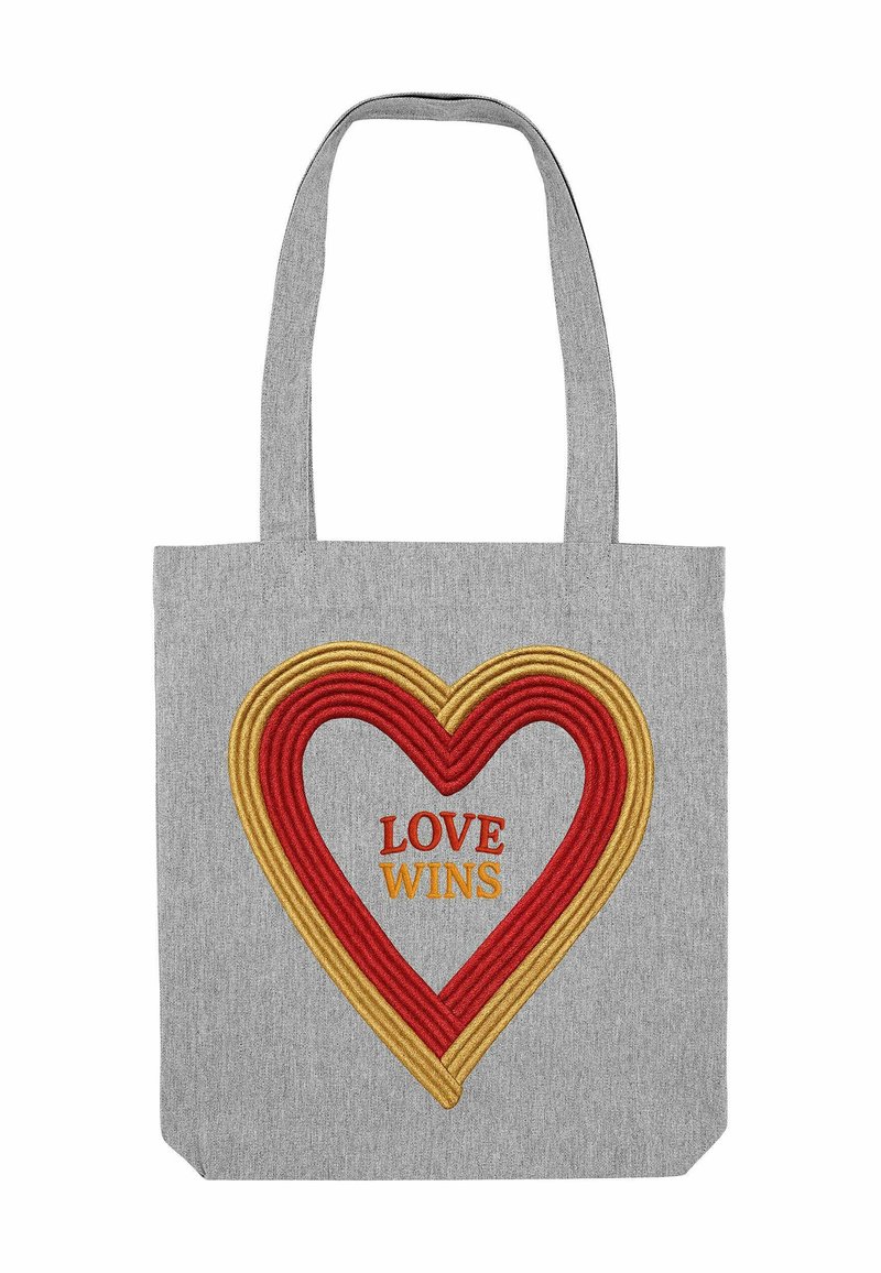 Grijze stoffen totebag met een rood en geel geborduurd hartontwerp en de tekst "LOVE WINS" in oranje. Twee stevige handvatten.