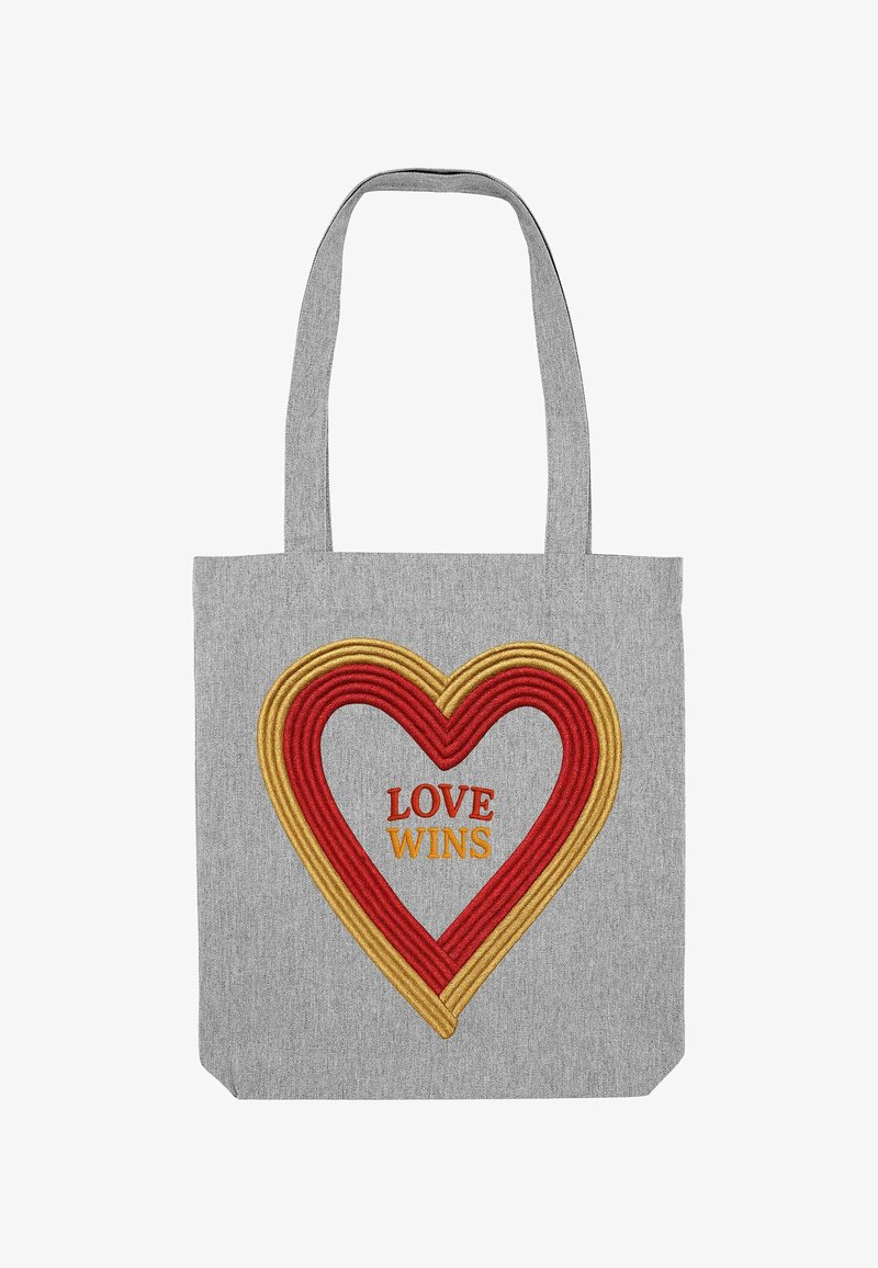 Grijze stoffen totebag met een rood en geel geborduurd hartontwerp en de tekst "LOVE WINS" in oranje. Twee stevige handvatten.