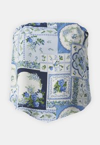Tessuto a motivi floreali nelle tonalità di blu e verde, caratterizzato da vari design e trame patchwork. Materiale morbido e leggero.