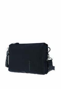 Sac rectangulaire noir en tissu texturé avec fermeture éclair, bandoulière réglable et détail de logo. Présente un design minimaliste.