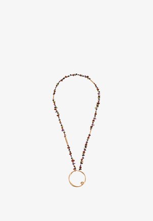 Collar con cuentas pequeñas de piedras multicolores y un gran colgante circular de alambre dorado con un detalle en espiral en la parte inferior.