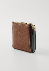 Portafoglio in pelle marrone con superficie texturizzata, chiusura con zip e bordi neri a contrasto. Presenta una forma slim e rettangolare.